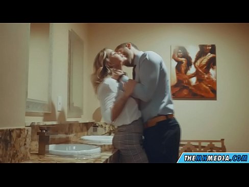 ❤️ Kui rinnakas blondiin võrgutab sind avalikus tualettruumis Pornovideo at us ️❤